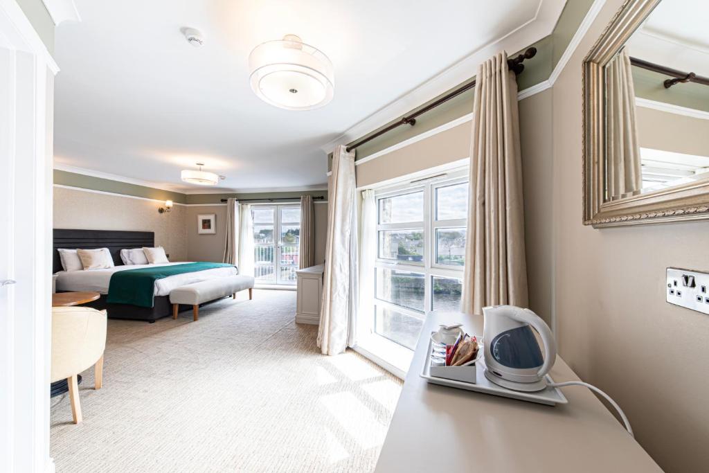 Postel nebo postele na pokoji v ubytování Ballina Manor Hotel