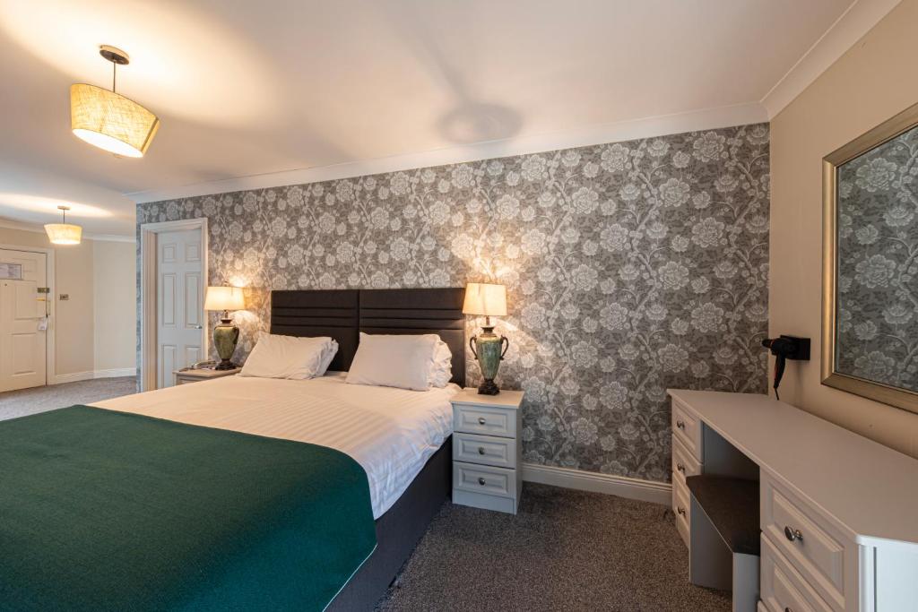 Postel nebo postele na pokoji v ubytování Ballina Manor Hotel