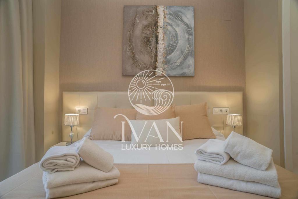 um quarto com uma cama com toalhas em Casa Solymar IVAN LUXURY HOMES Pta 8 Sur 1ª Línea em Oropesa del Mar