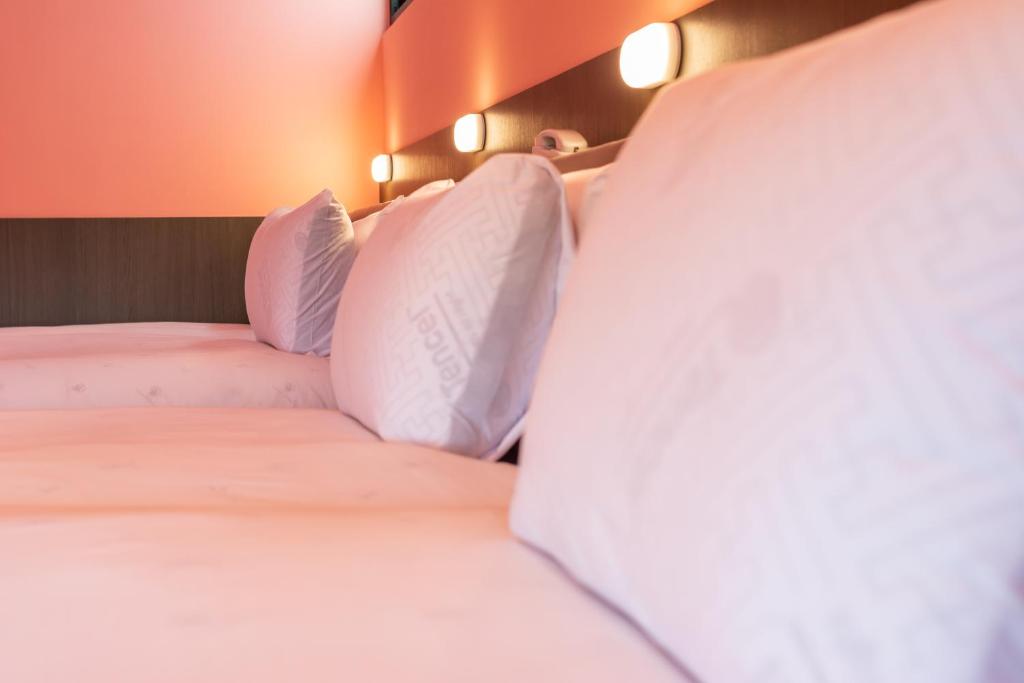 Postel nebo postele na pokoji v ubytování Qun Xiang Hotel