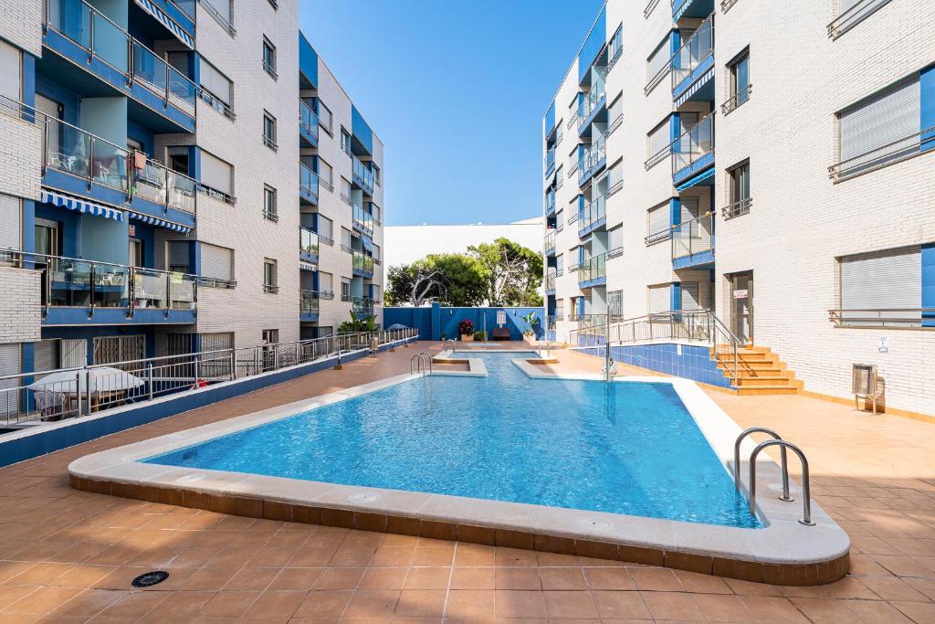 duży basen w środku budynku w obiekcie Apartament Playa de Los Locos w mieście Torrevieja