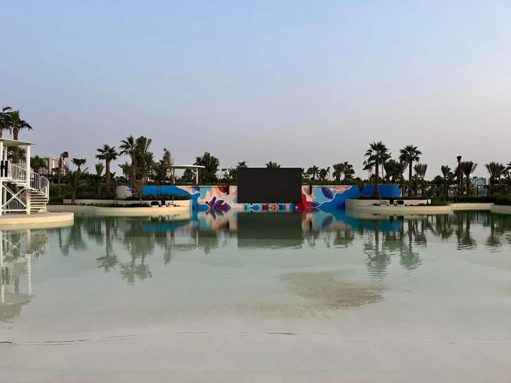 un bassin d'eau avec un écran au milieu dans l'établissement brand new villa, à Dubaï