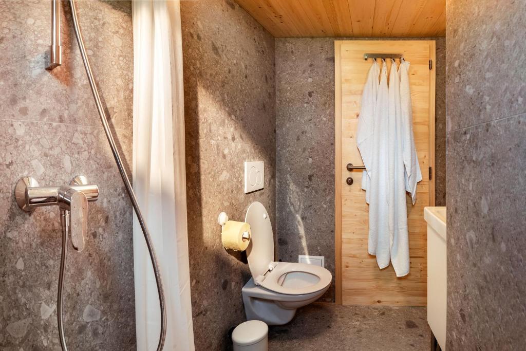 Vannituba majutusasutuses Glamping Mountain Fairy Tale