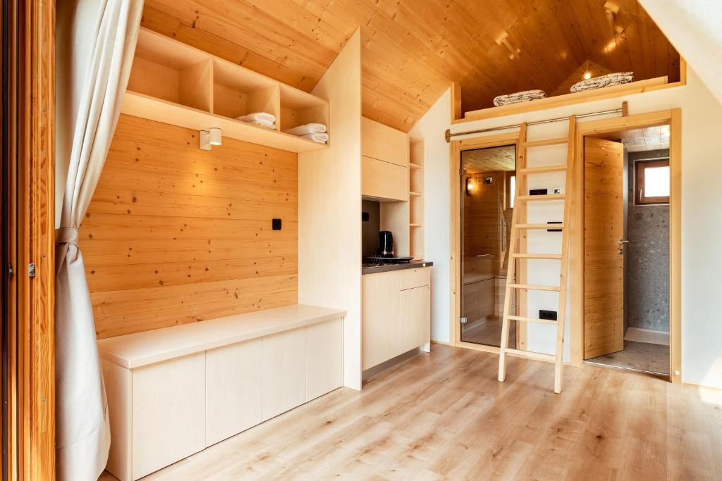 Televiisor ja/või meelelahutuskeskus majutusasutuses Glamping Mountain Fairy Tale