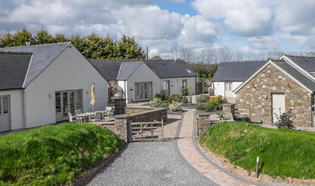 una casa con un camino de piedra que conduce a una casa en Canaston Oaks, en Narberth