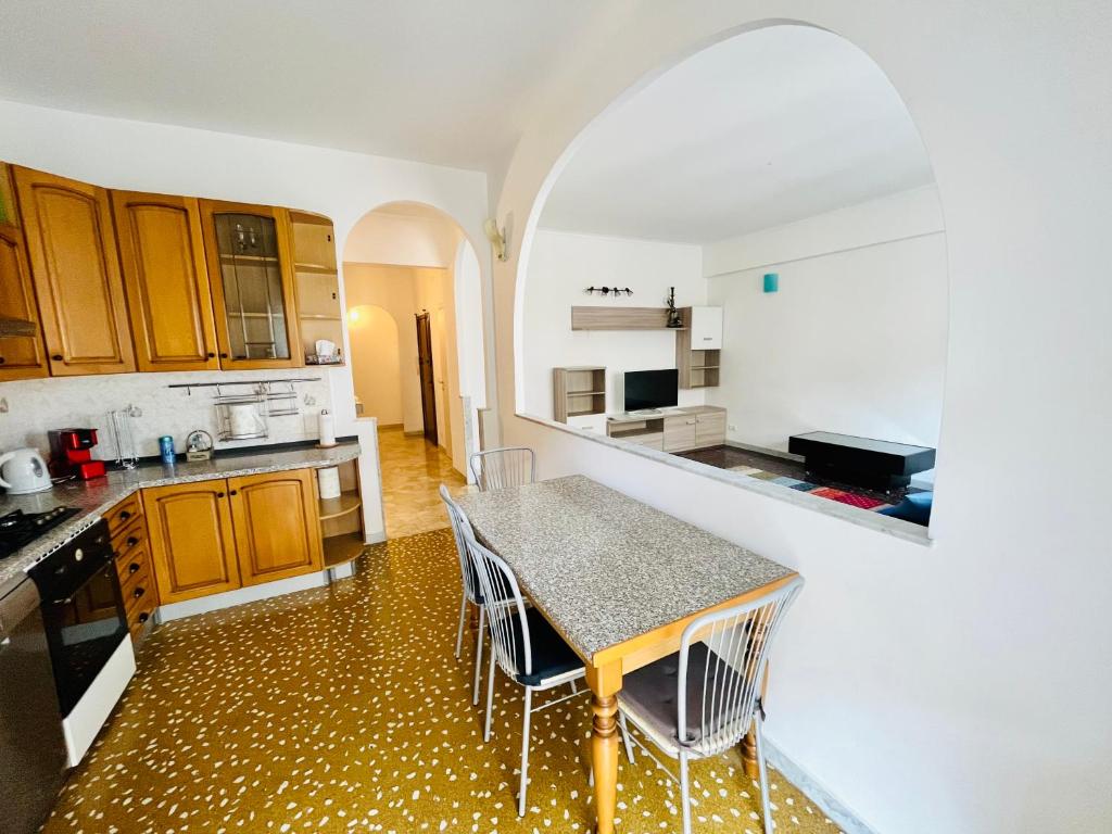 eine Küche mit einem Tisch und Stühlen im Zimmer in der Unterkunft Casa Mirosa in Arenzano