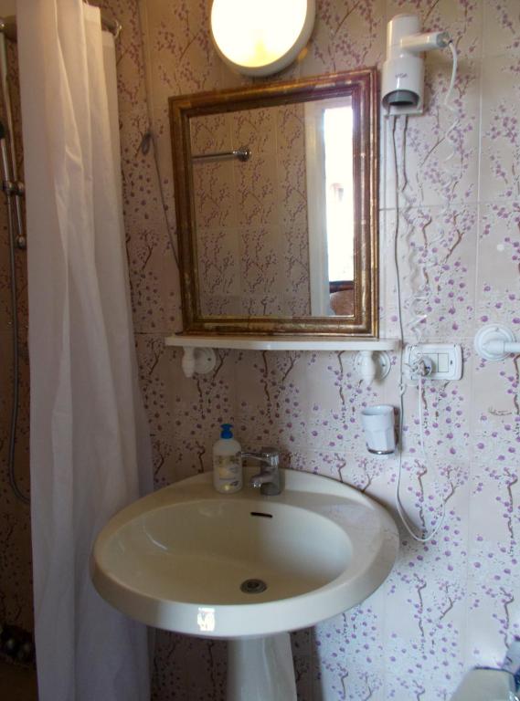 Koupelna v ubytování Hotel d'Azeglio Firenze