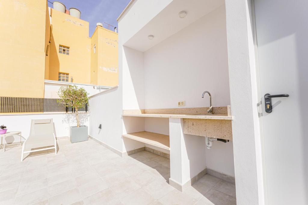 a kitchen and dining room with a sink and a table at Moott Homes Suites Casa de los Leones APTO 2 in Almería
