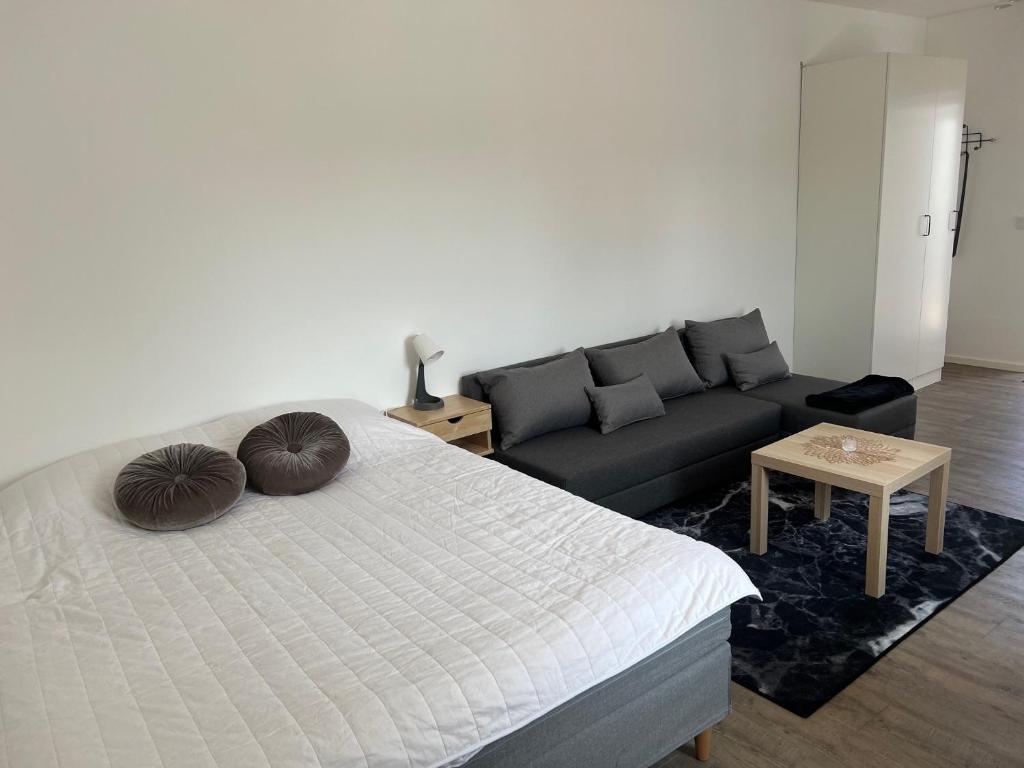 Giường trong phòng chung tại Solberga lägenhetshotell