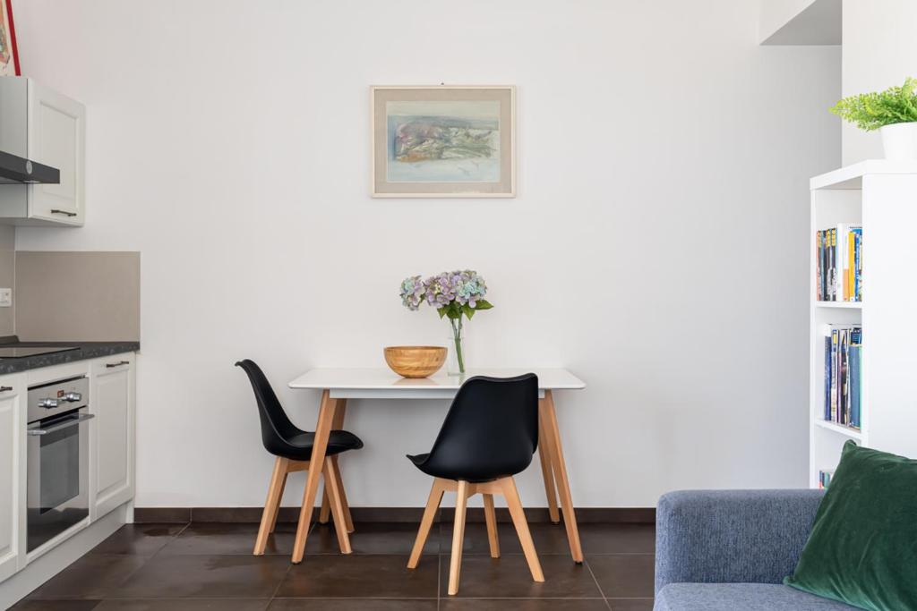 una cucina con tavolo e due sedie di Ostriche - YourPlace Abruzzo a Torino di Sangro