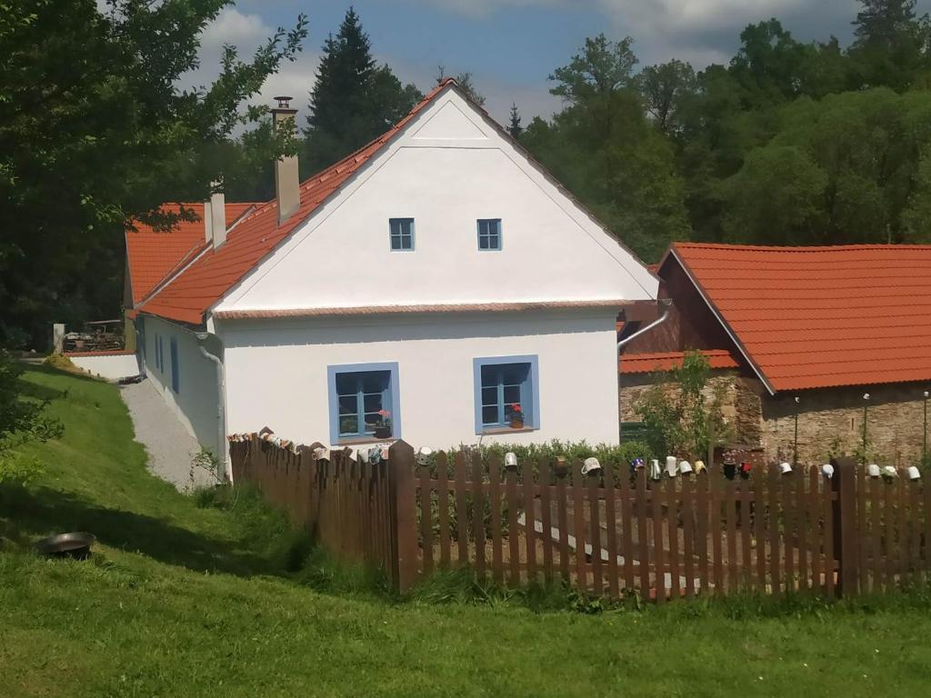 BorovanyにあるApartmán Štroblの白い家