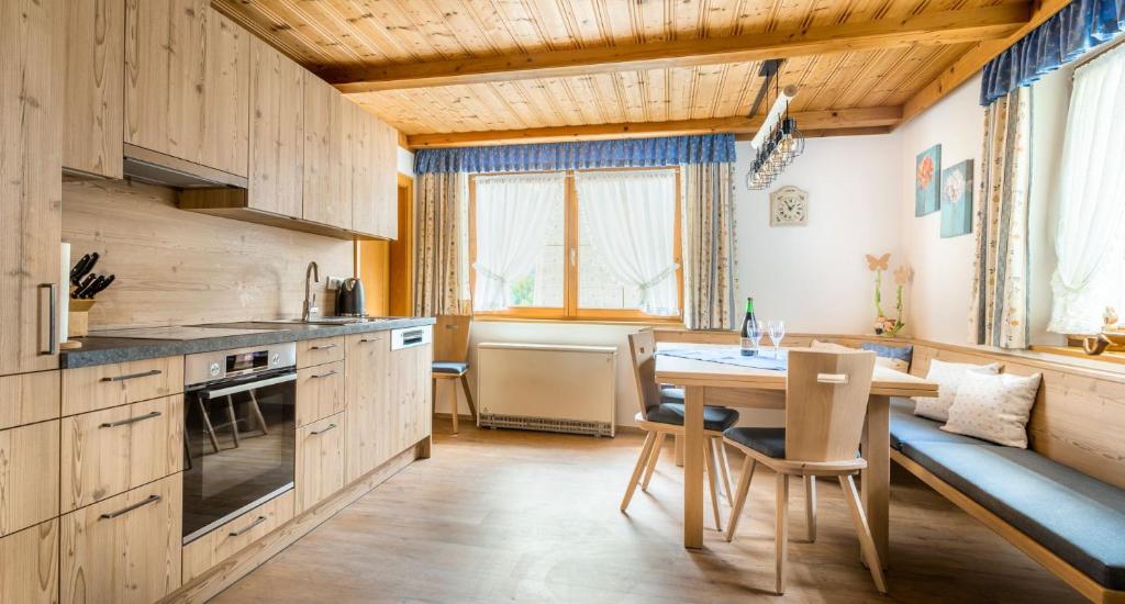 Kuchyň nebo kuchyňský kout v ubytování Am Ferienbauernhof Schmiedbauer com Salzkammergut
