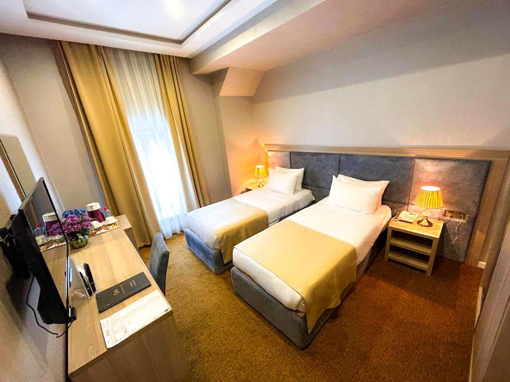 Postel nebo postele na pokoji v ubytování Grand Midway Hotel