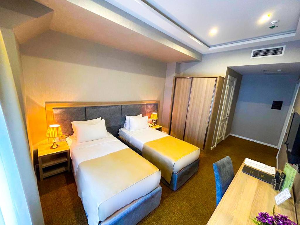 Postel nebo postele na pokoji v ubytování Grand Midway Hotel