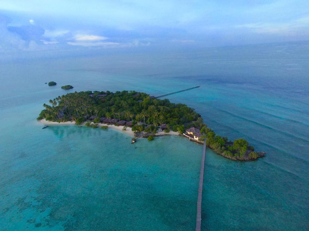 una isla en medio del océano en Nunukan Island Resort, en Maratua Atoll