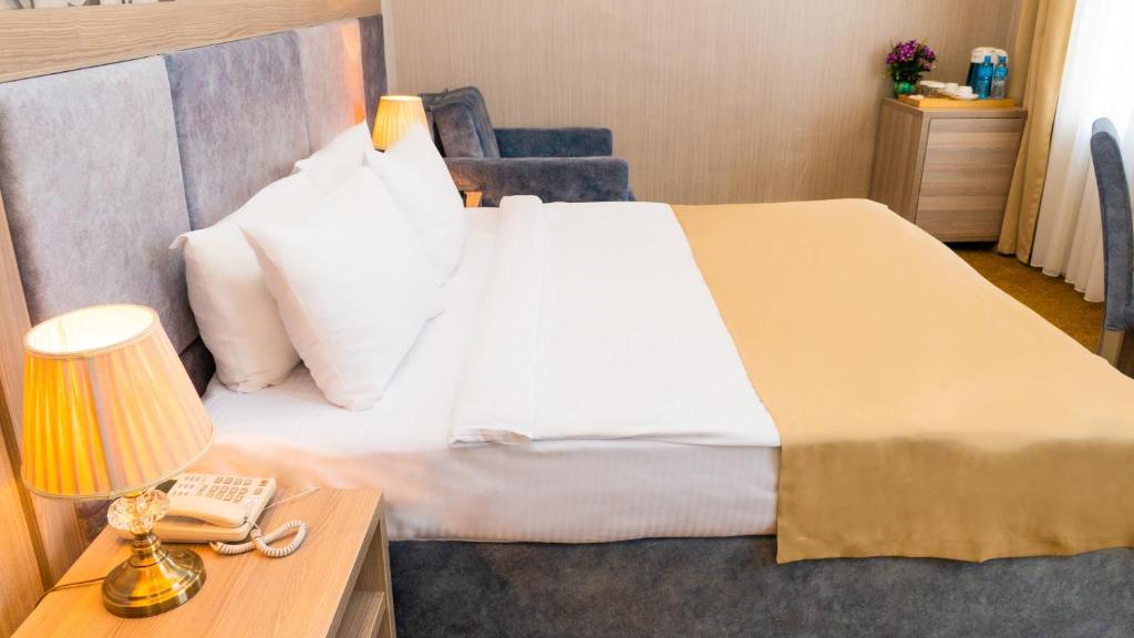 Postel nebo postele na pokoji v ubytování Grand Midway Hotel
