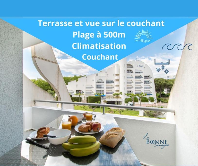 une publicité pour un hôtel avec de la nourriture sur un balcon dans l'établissement Le Jamaïque * Clim * Terrasse * Plage à 10 min, à La Grande Motte
