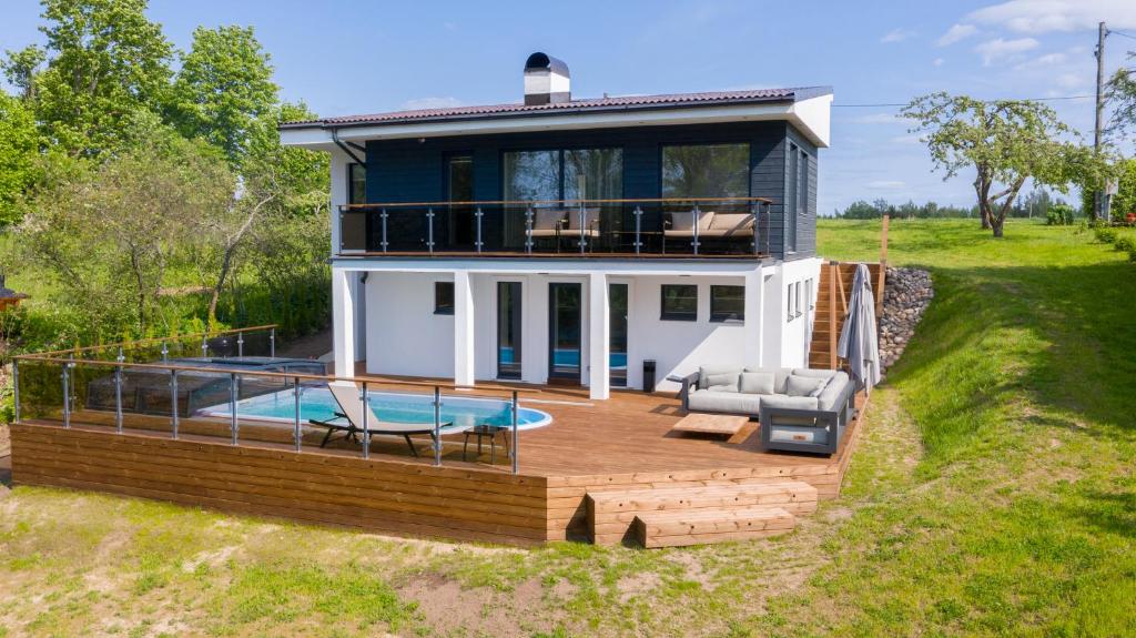 Casa con terraza y piscina en Kalda Villa 