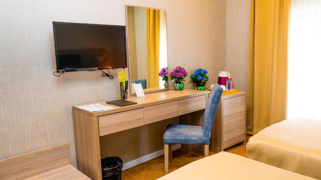 TV a/nebo společenská místnost v ubytování Grand Midway Hotel