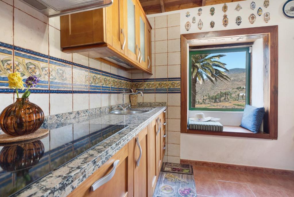 a kitchen with a sink and a mirror at Rosa del Negro in Alojera