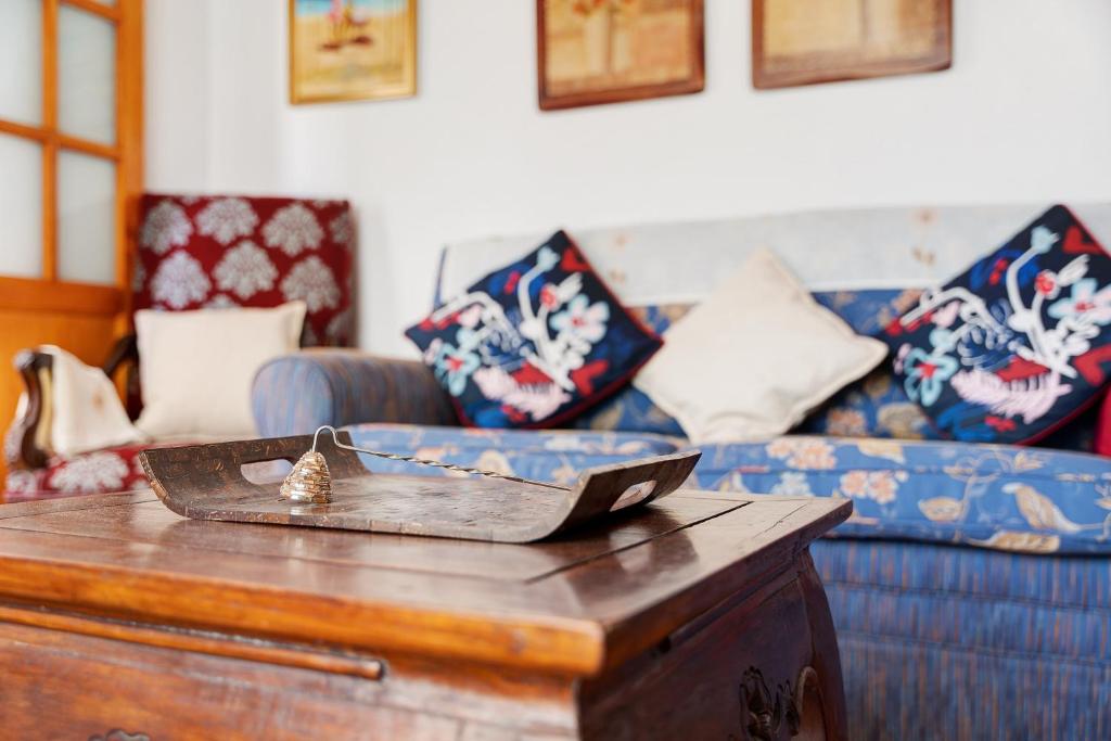 a living room with a couch and a tray on a table at Rosa del Negro in Alojera