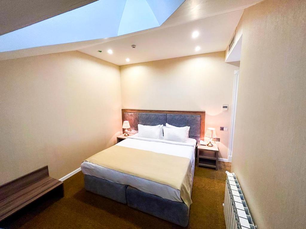 Postel nebo postele na pokoji v ubytování Grand Midway Hotel