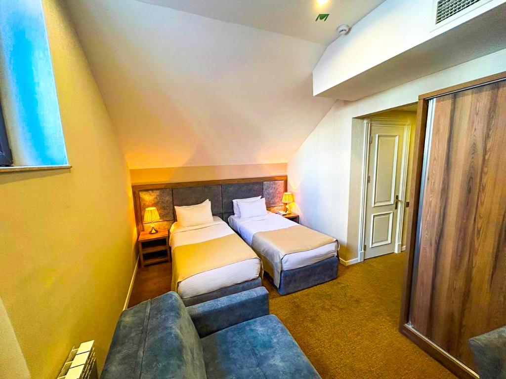 Postel nebo postele na pokoji v ubytování Grand Midway Hotel