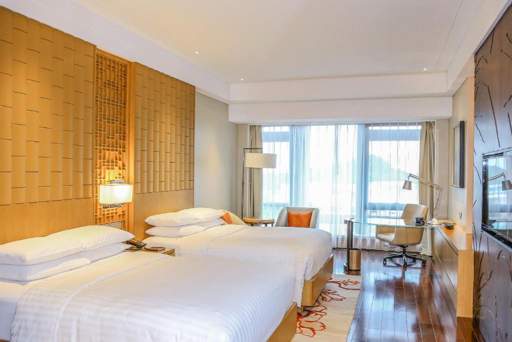 Postel nebo postele na pokoji v ubytování Zhuhai Marriott Hotel