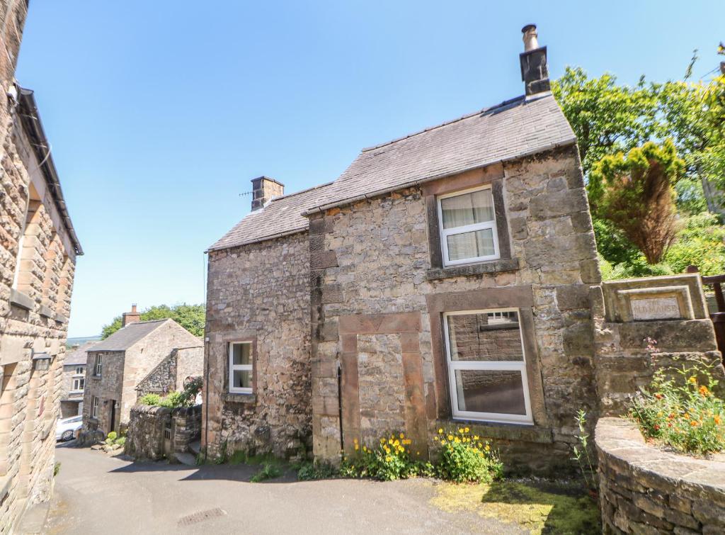 an old stone house in the village of worcester at East Bank Cottage in Matlock