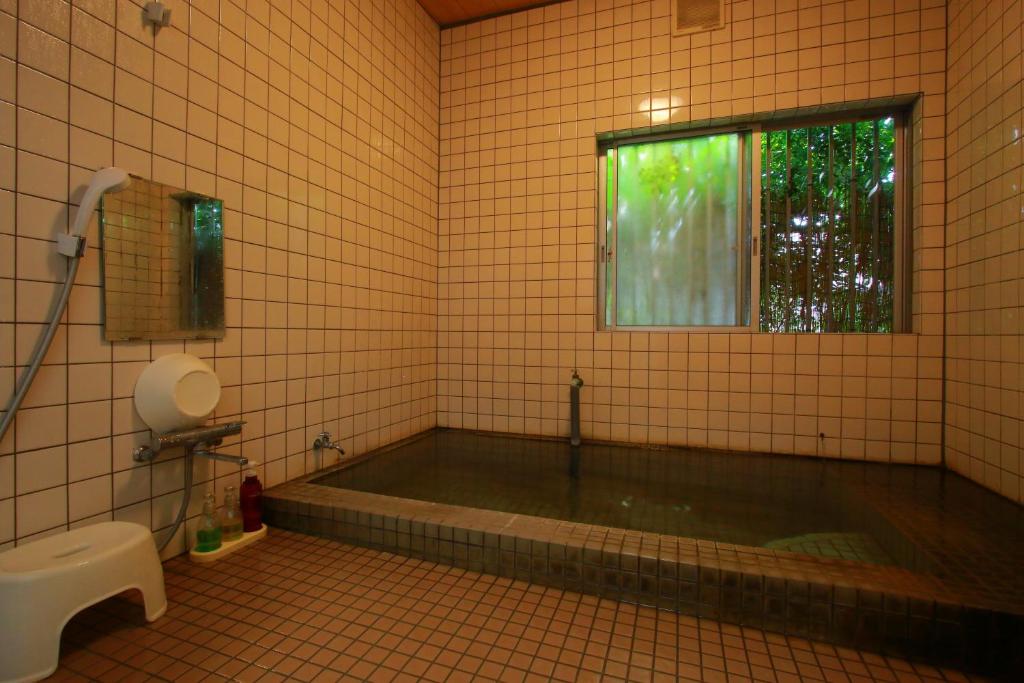 Koupelna v ubytování Family Ryokan Kawakyu with Showa Retro, private hot spring