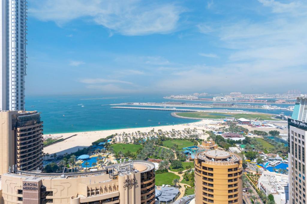 eine Luftansicht auf einen Strand, Gebäude und das Meer in der Unterkunft Minutes to Beach I Breath taking sea view in Dubai