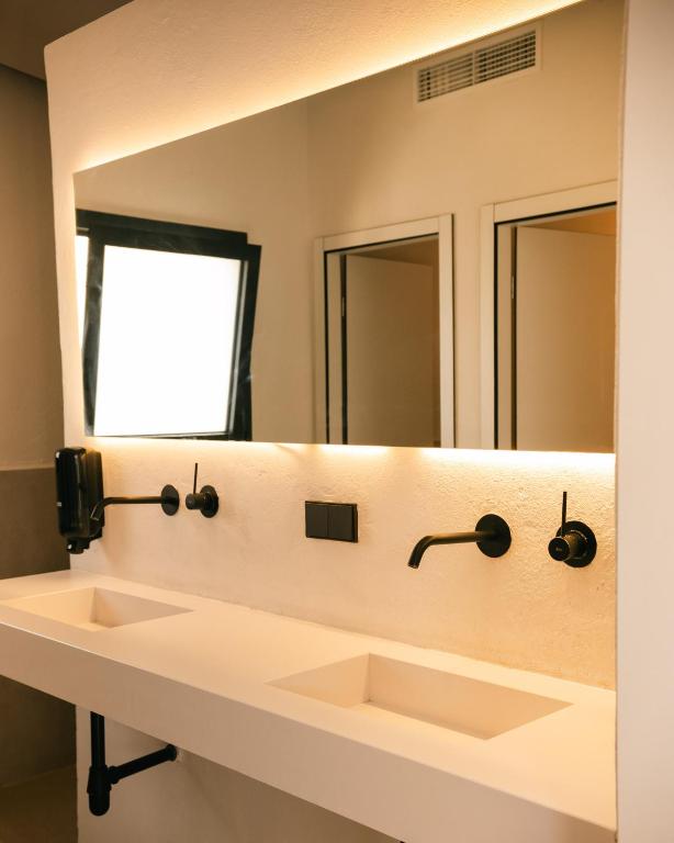 Un baño de HolaCamp Sitges Garrofer
