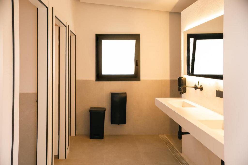 Un baño de HolaCamp Sitges Garrofer
