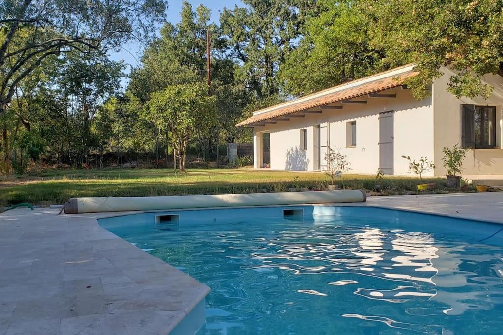 une piscine devant une maison dans l'établissement Maisonnette à la campagne. Idéal Télétravail, à Éguilles