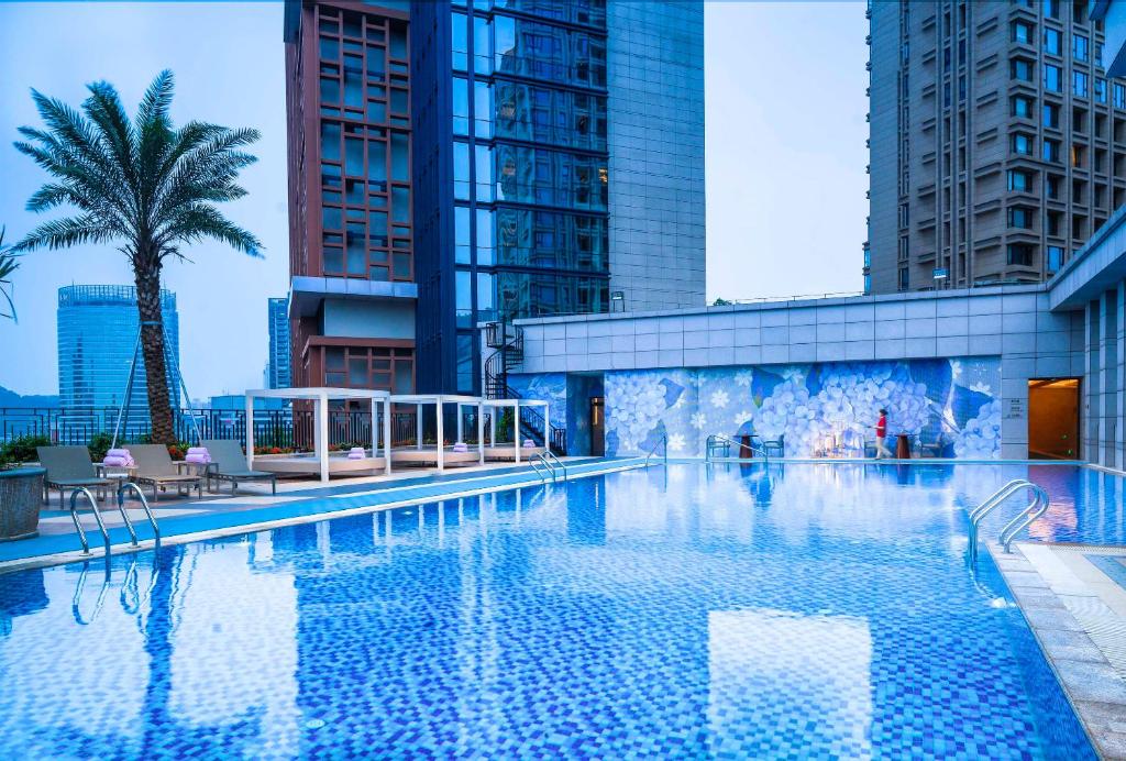 Bazén v ubytování Zhuhai Marriott Hotel nebo v jeho okolí