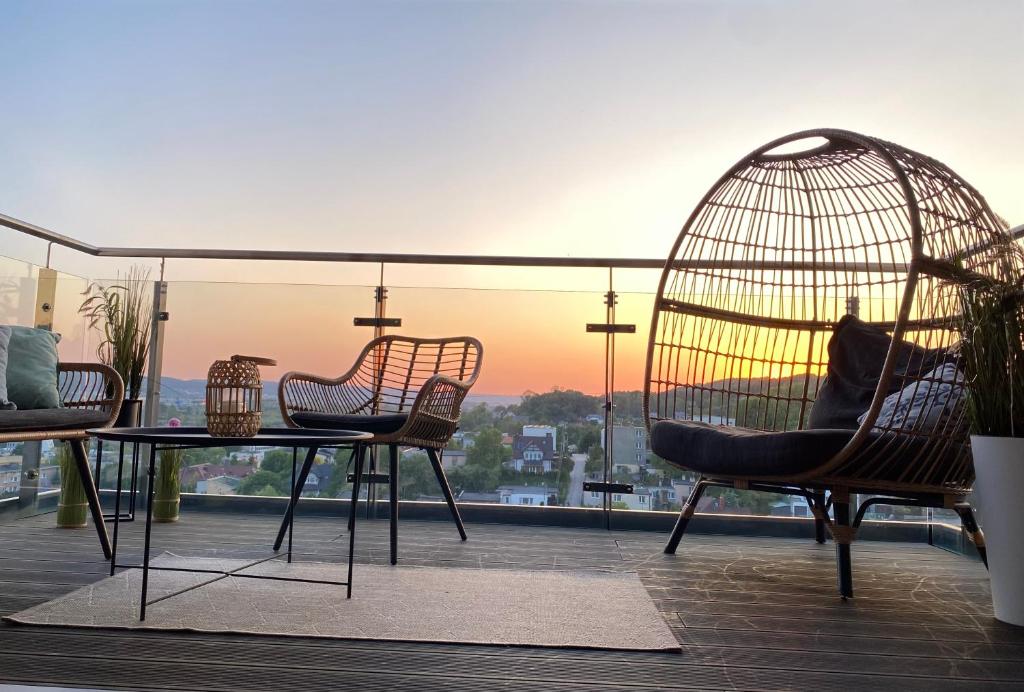 uma varanda com cadeiras e uma mesa com vista em Gdynia z widokiem em Gdynia