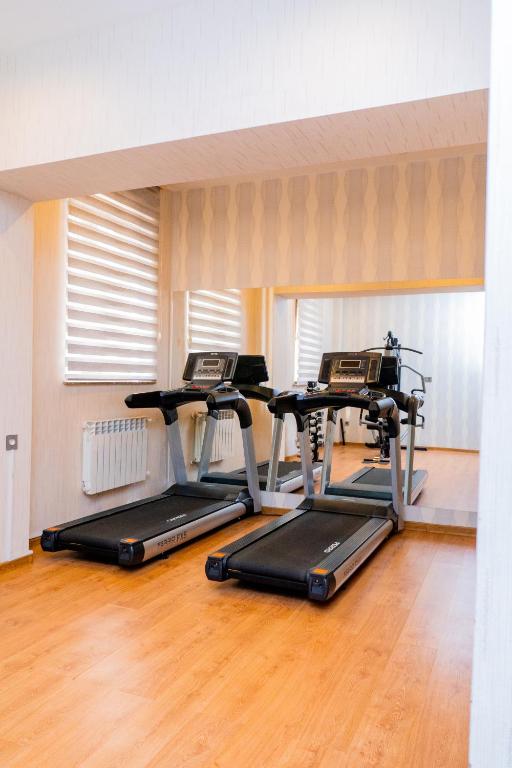 Fitness centrum a/nebo fitness zařízení v ubytování Grand Midway Hotel