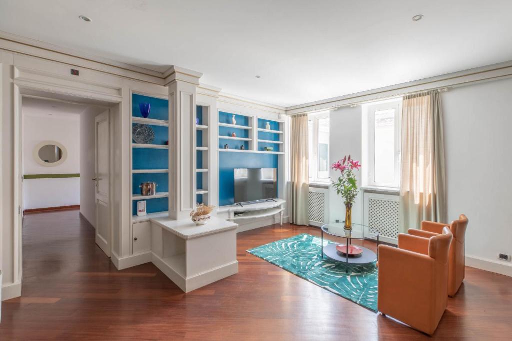 A television and/or entertainment centre at iFlat Margutta Colors on Canvas Apartment