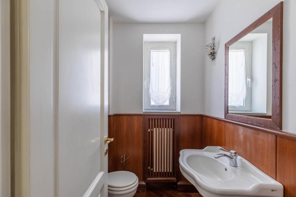 A bathroom at iFlat Margutta Colors on Canvas Apartment