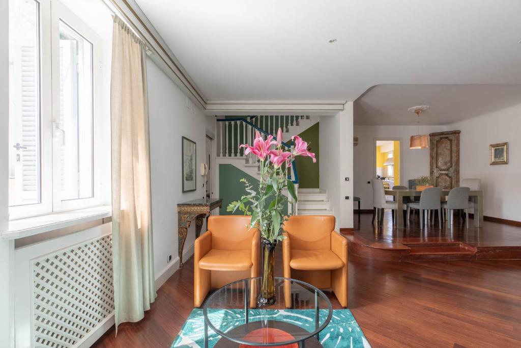 A seating area at iFlat Margutta Colors on Canvas Apartment