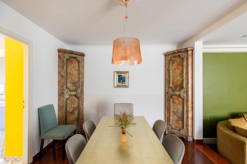 A seating area at iFlat Margutta Colors on Canvas Apartment