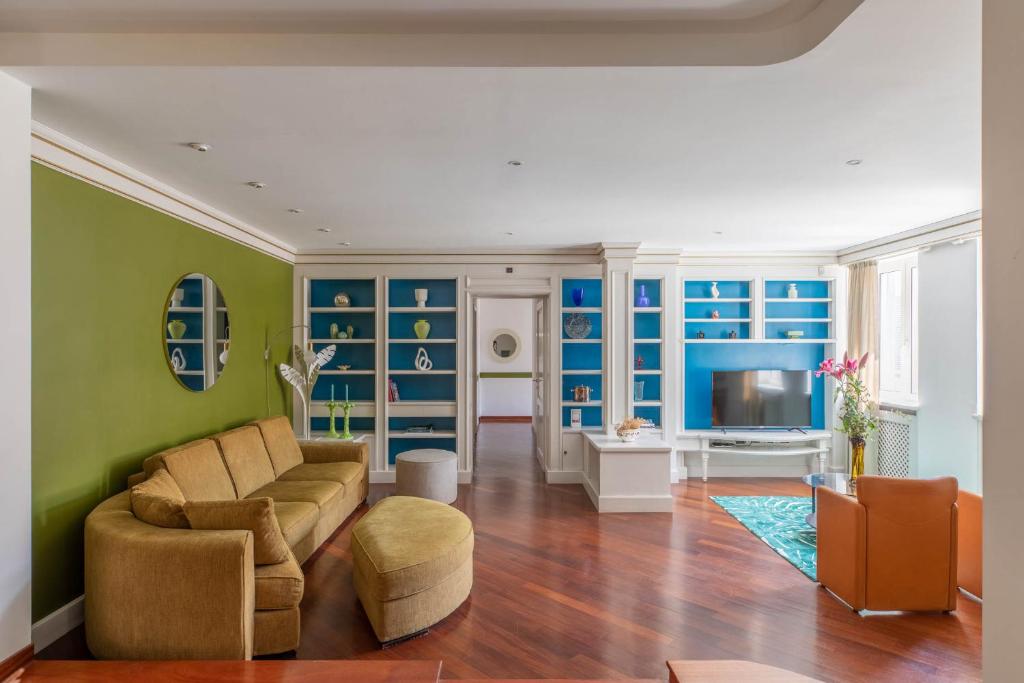 A seating area at iFlat Margutta Colors on Canvas Apartment
