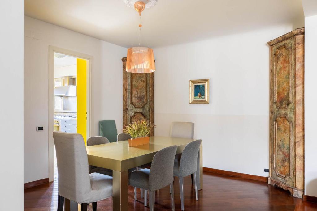 A seating area at iFlat Margutta Colors on Canvas Apartment