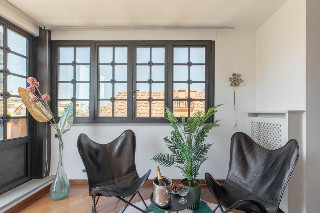 A seating area at iFlat Margutta Colors on Canvas Apartment