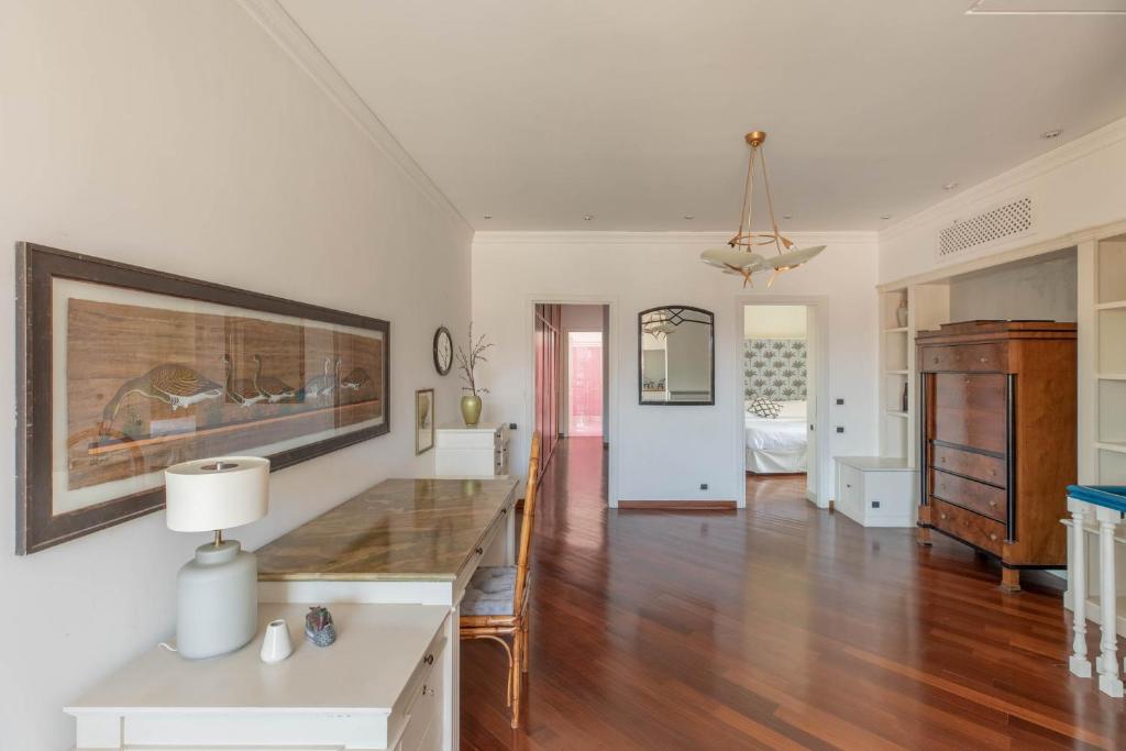 A bathroom at iFlat Margutta Colors on Canvas Apartment