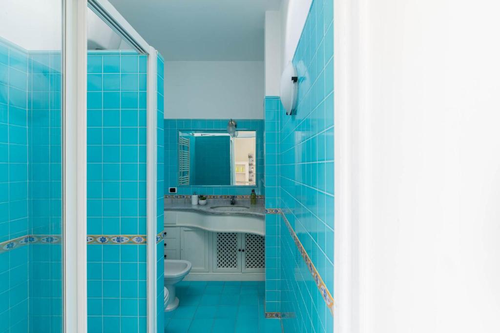 A bathroom at iFlat Margutta Colors on Canvas Apartment