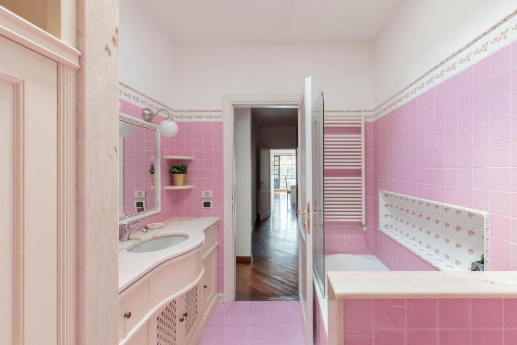 A bathroom at iFlat Margutta Colors on Canvas Apartment