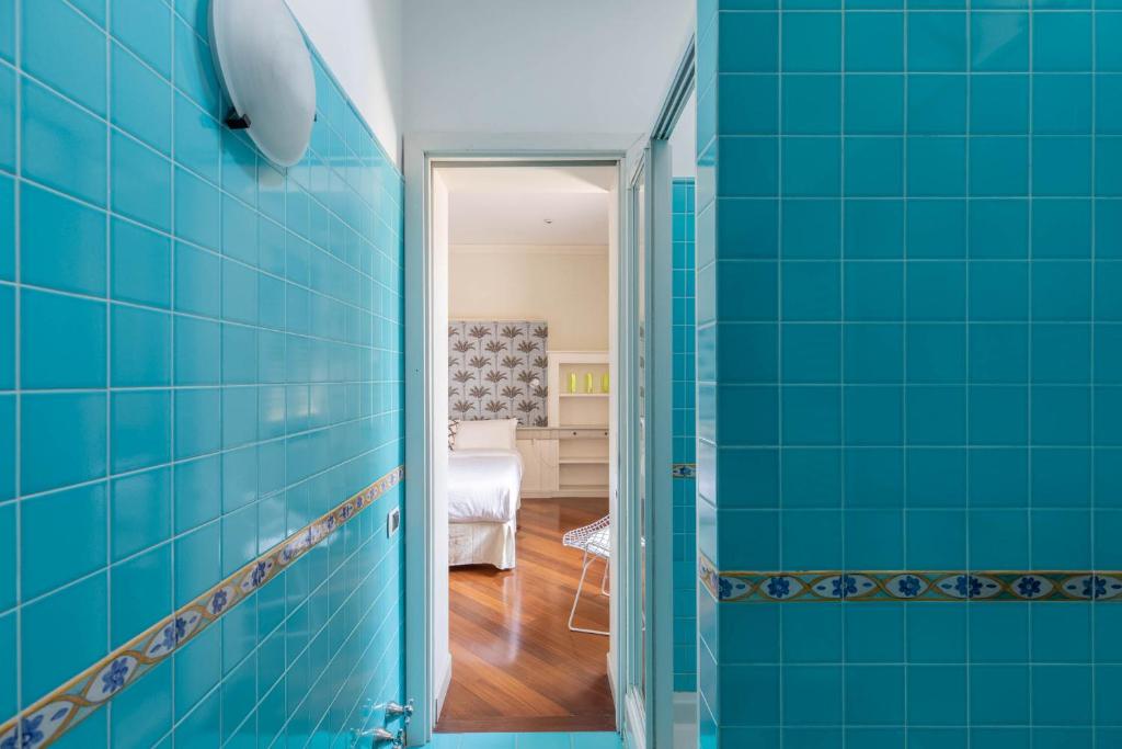 A bathroom at iFlat Margutta Colors on Canvas Apartment
