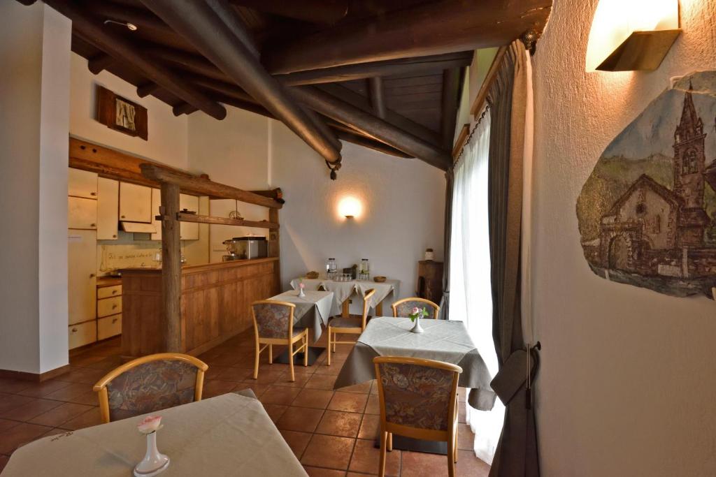 Restaurace v ubytování La Roche Hotel Appartments