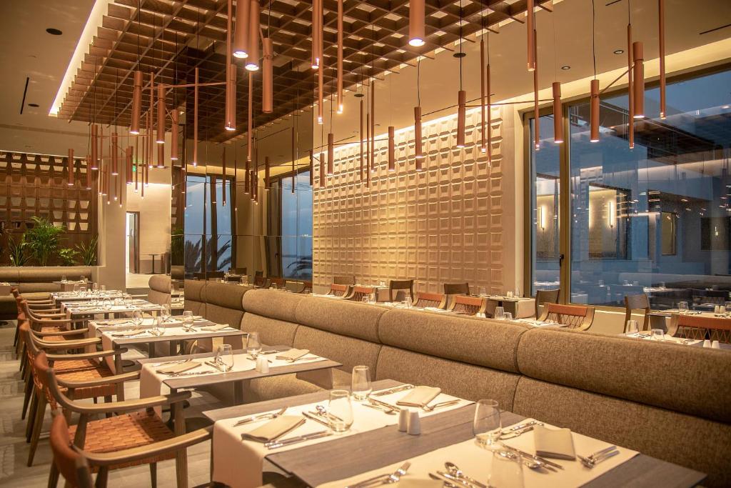 Restauracja lub miejsce do jedzenia w obiekcie KING MINOS RETREAT Resort & Spa